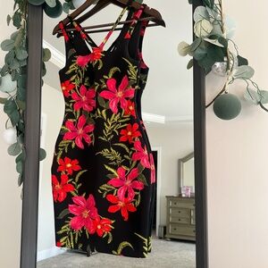 Stunning floral dress with criss cross back and zipper closure #floraldress